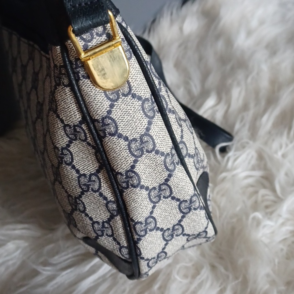 Vintage Gucci Signature Crossbody - Picture 3 of 16